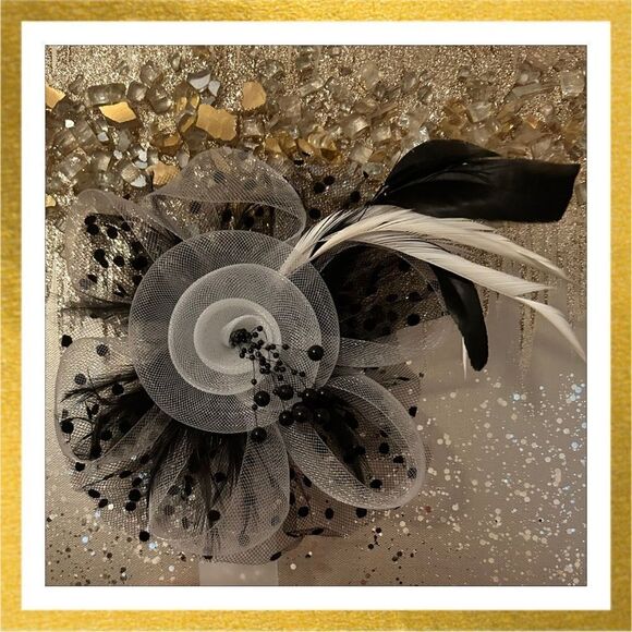 Black and White FEATHER & FISHNET Hand Crafted FASCINATOR Hair Clip HAT - Picture 1 of 1